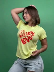 Camiseta all you need is love amarillo -1202393