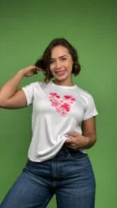 Camiseta corazon de flores rosas blanco -1202430