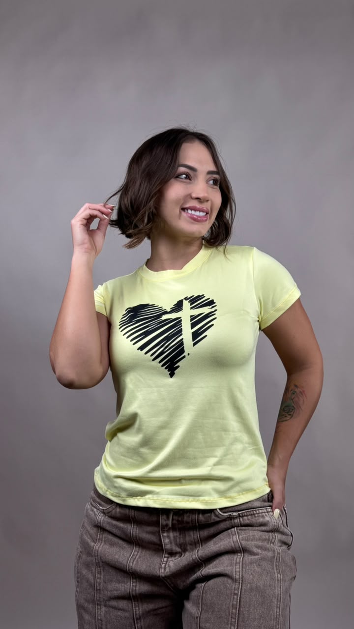 Camiseta corazon cruz amarillo -1202484