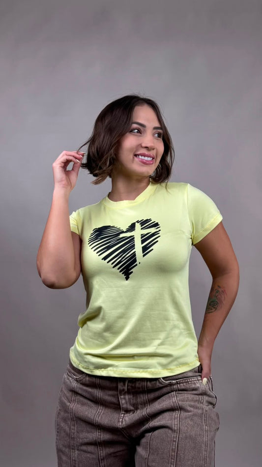 Camiseta corazon cruz amarillo -1202484